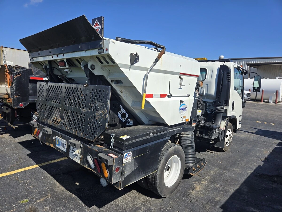 2023 Isuzu NPR - image 3