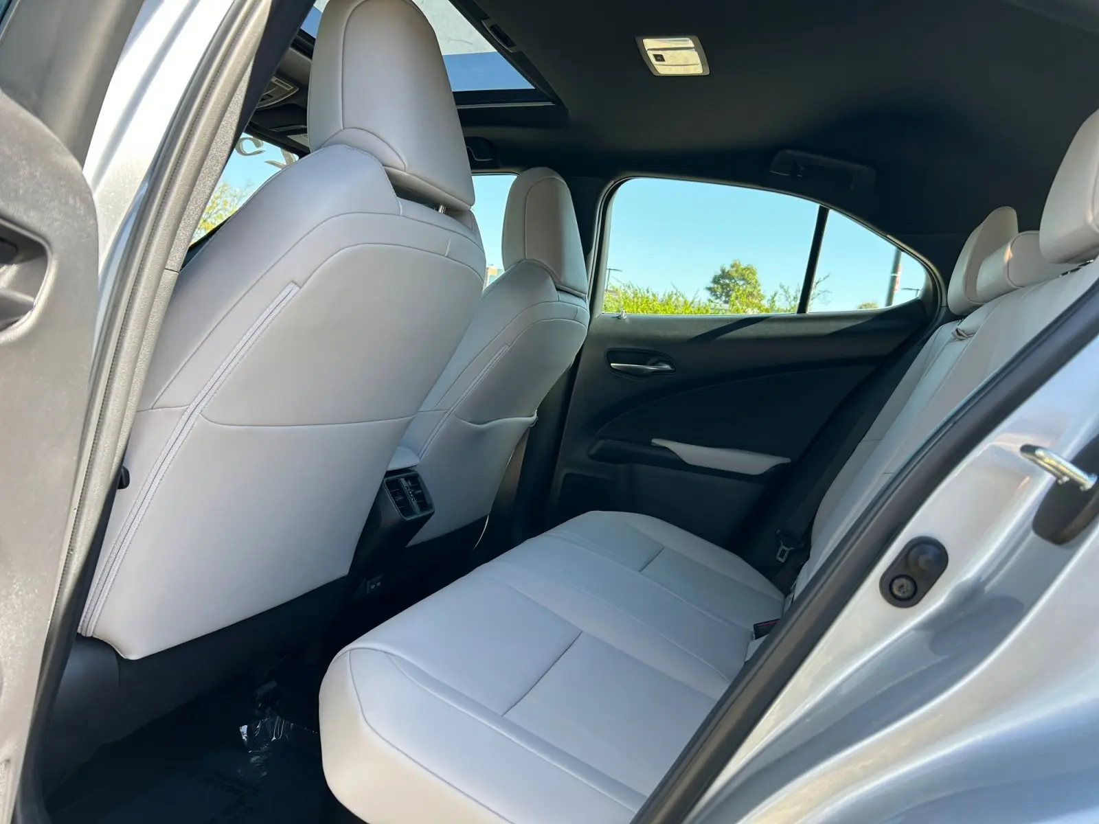 2023 Lexus UX 250h Premium photo 17