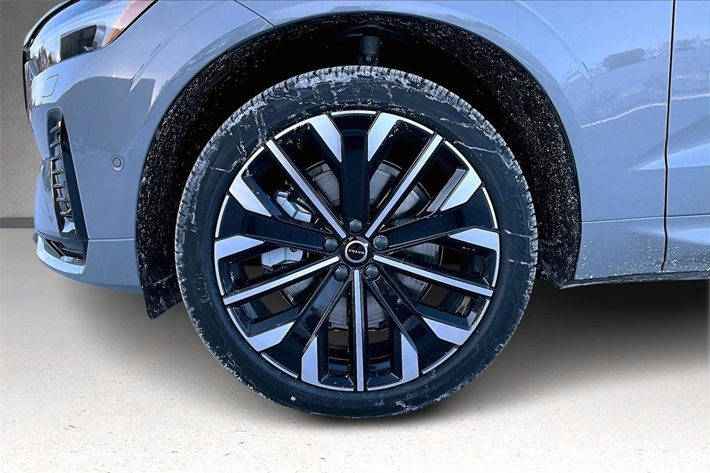 2026 Volvo - image 13