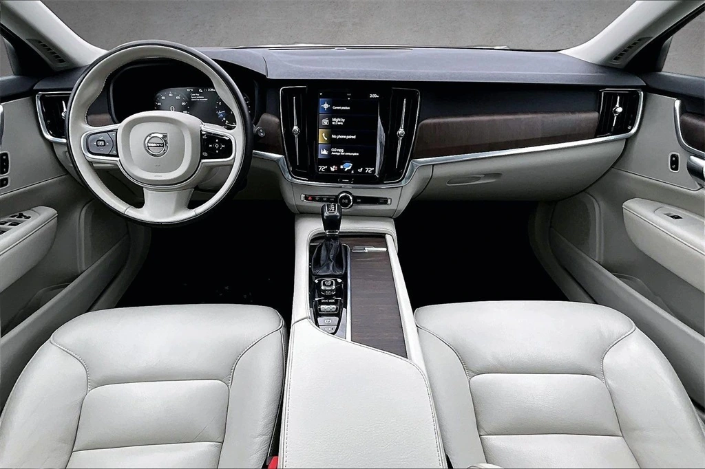 2021 Volvo - image 7