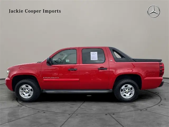 2009 Chevrolet Avalanche LS photo 2