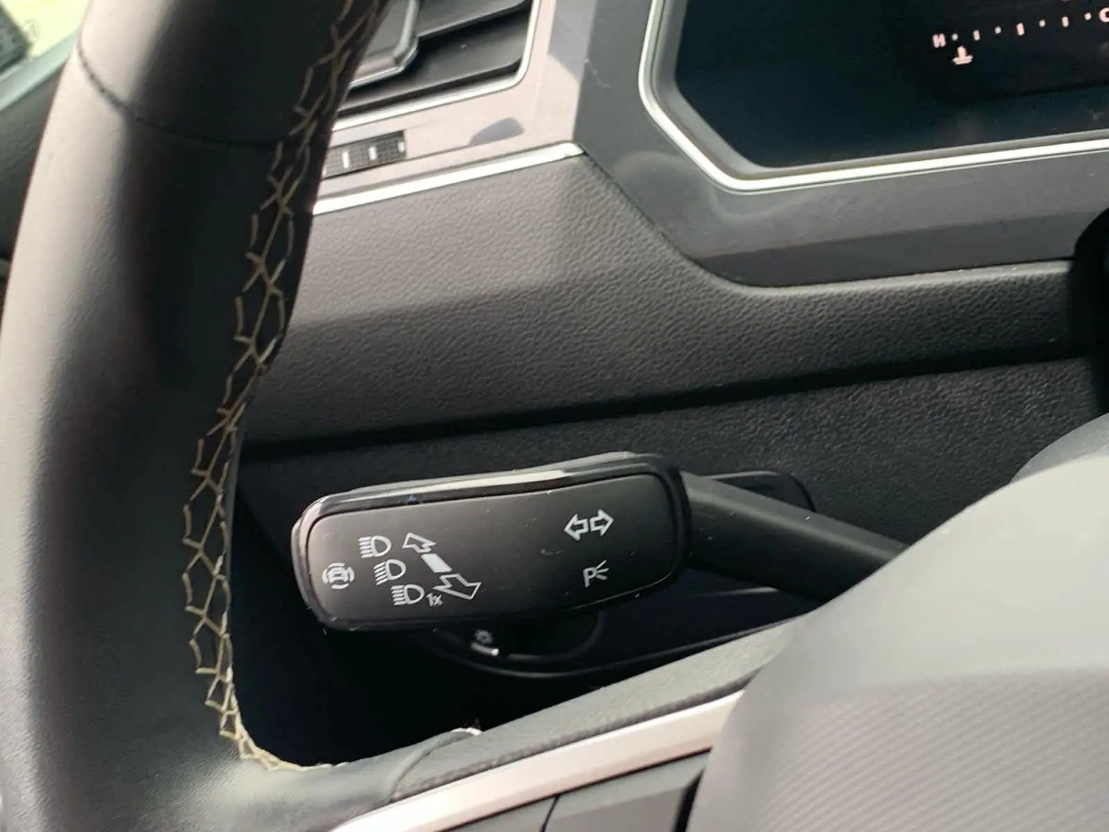 2023 Volkswagen Tiguan SE photo 15