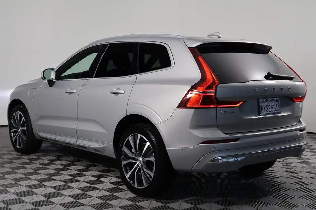 2022 Volvo XC60 Recharge Hybrid T8 Inscription Expression photo 3