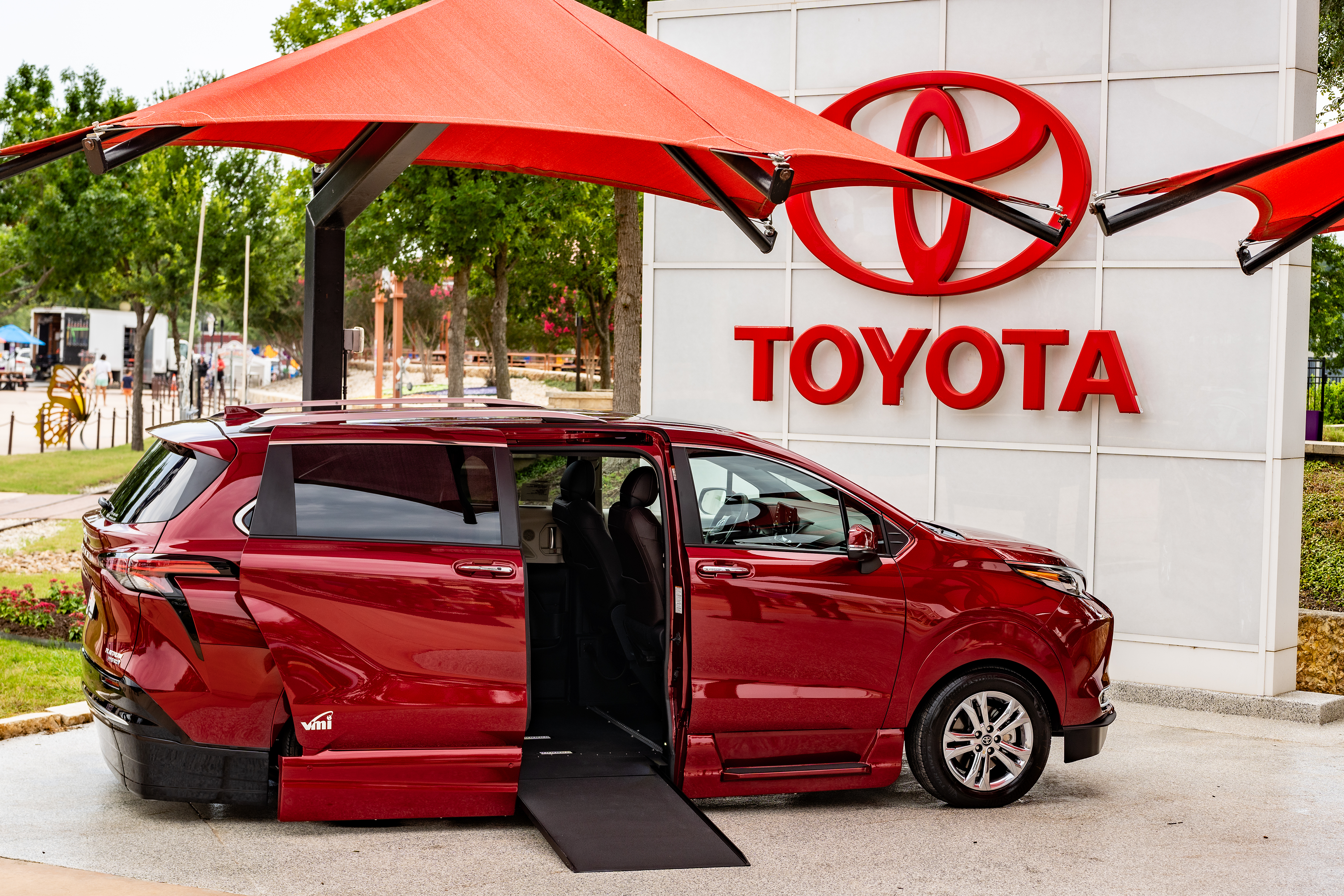 2025 Toyota Sienna LE 8-Passenger