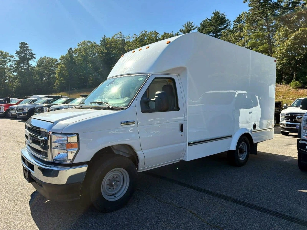 2027 Ford E-Series Cutaway Base
