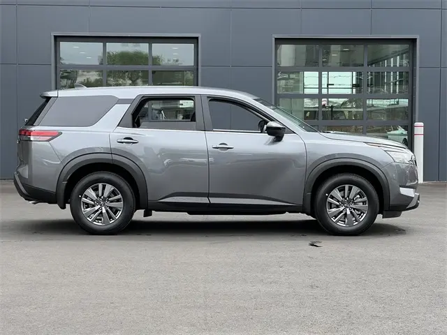 2025 Nissan Pathfinder S photo 7