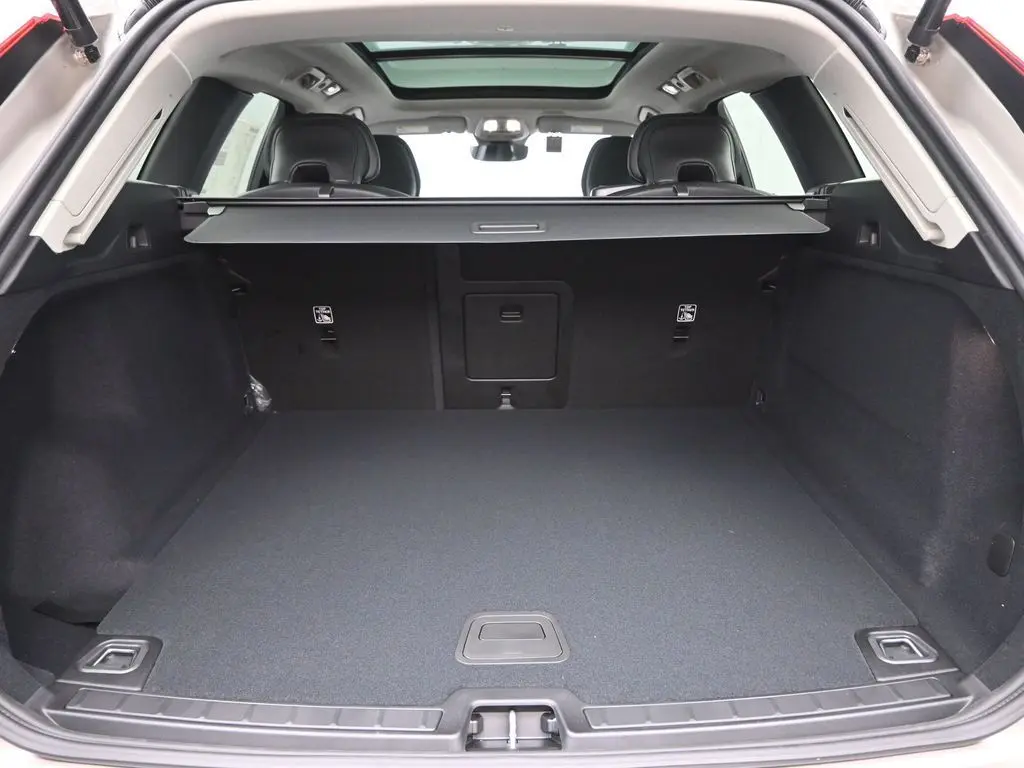 2025 Volvo - image 26