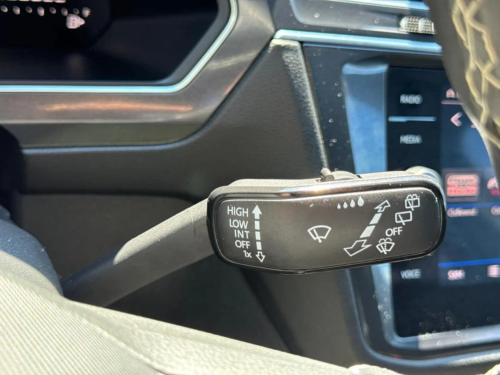 2023 Volkswagen Tiguan SE R-Line Black photo 19