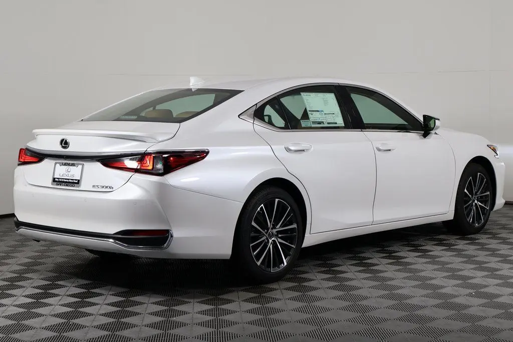 2025 Lexus ES 300h photo 2