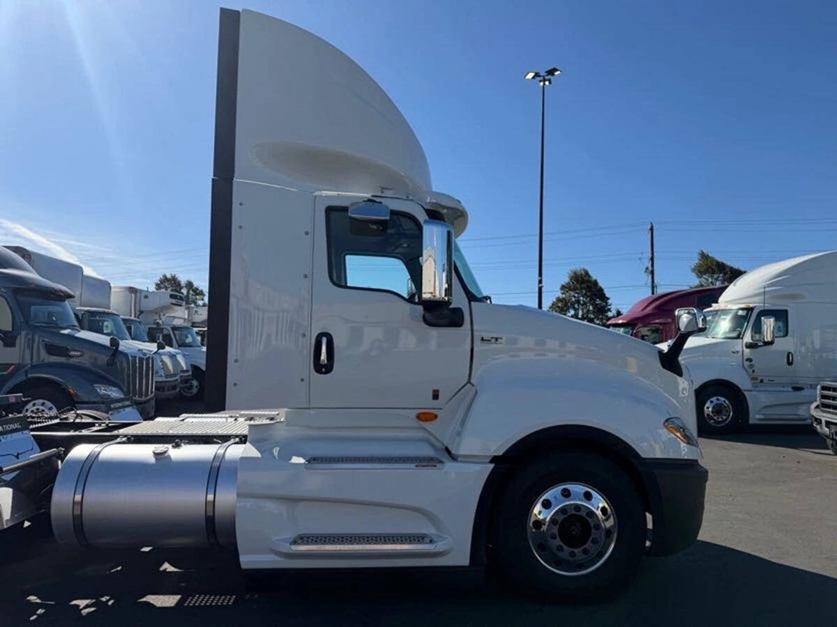 2027 International LT — photo 8