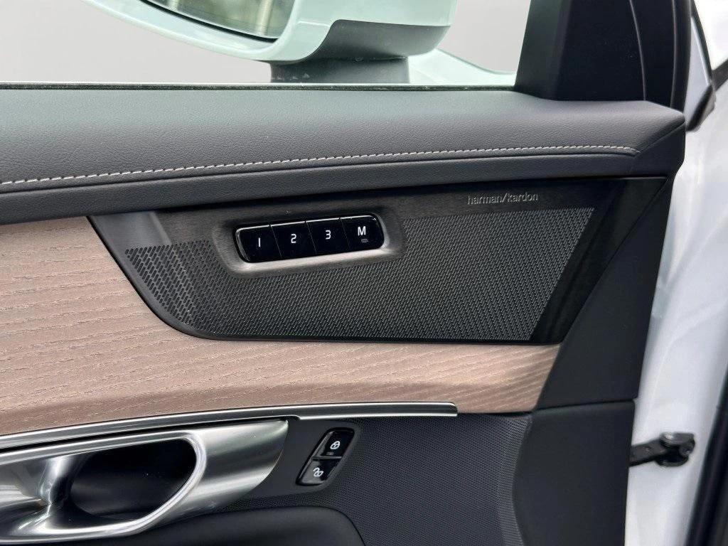 2025 Volvo - image 16