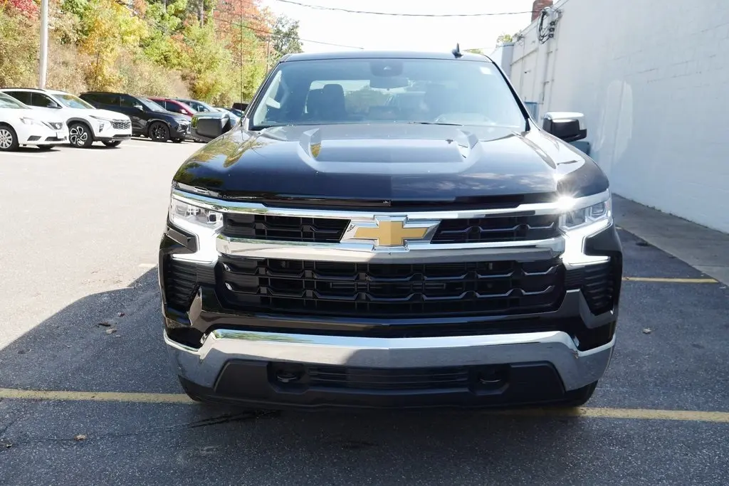 2025 Chevrolet Silverado 1500 LT photo 3