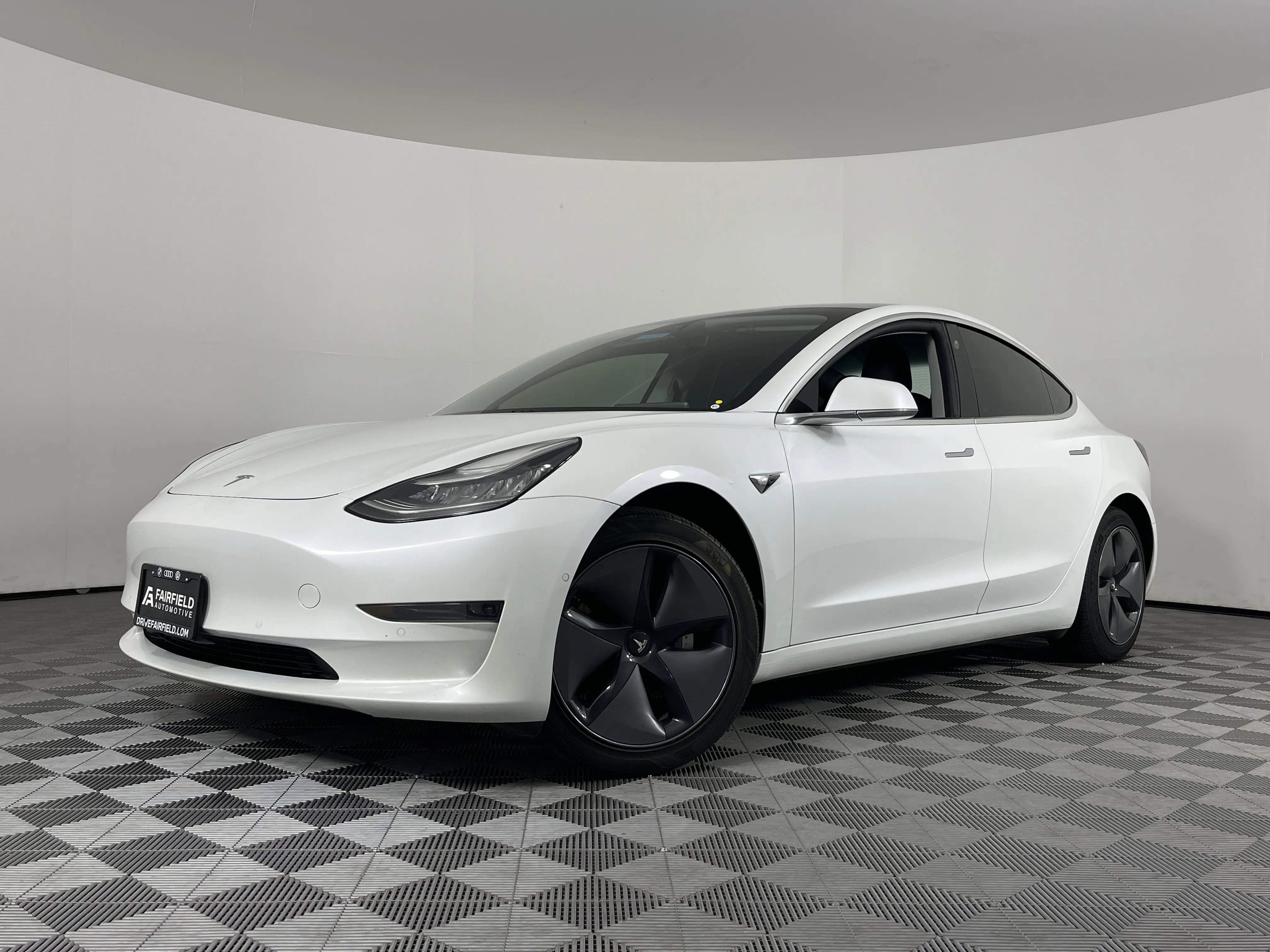 2020 Tesla Model 3 Standard Range photo 2