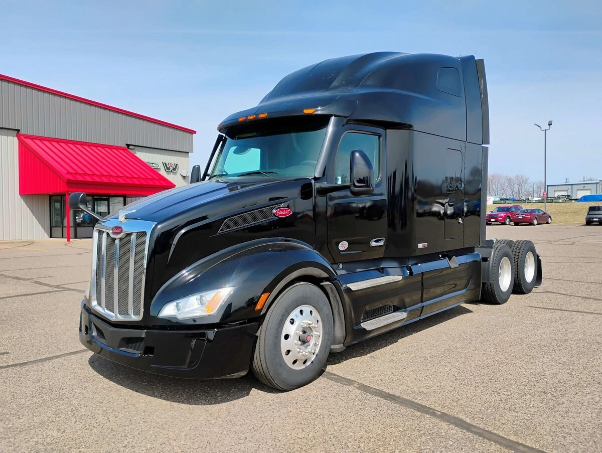 2023 Peterbilt 579 - image 1