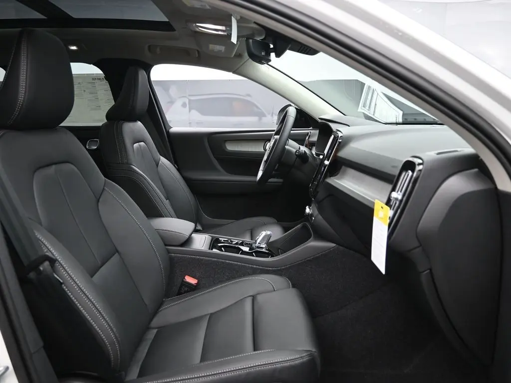 2025 Volvo - image 27