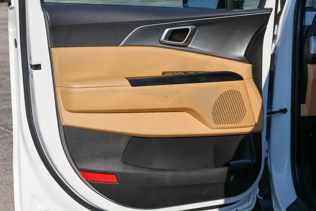 2024 Kia Carnival LX photo 9