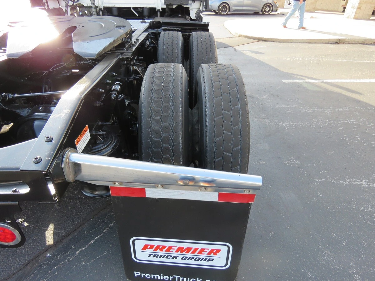 2022 Freightliner Cascadia - image 6