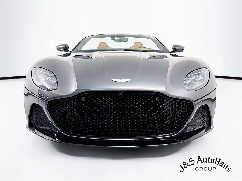 2021 Aston Martin DBS photo 2