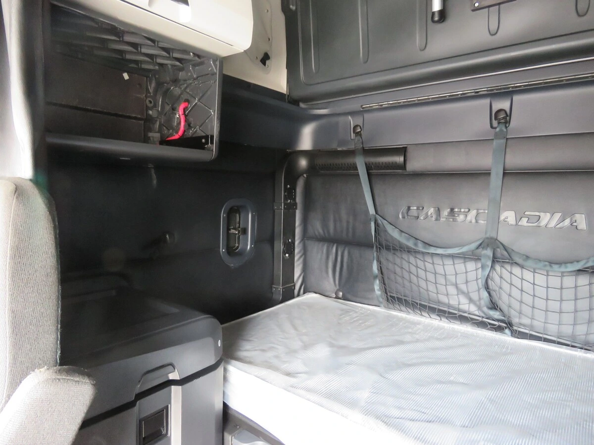 2023 Freightliner Cascadia - image 15