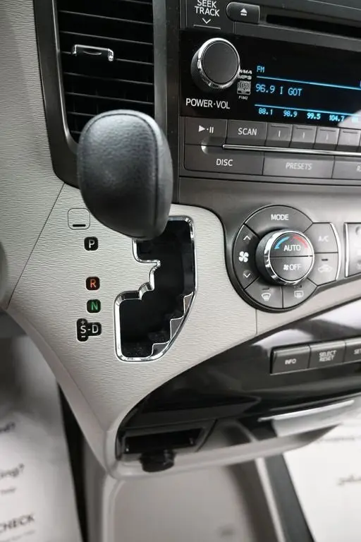 2014 Toyota Sienna LE photo 29