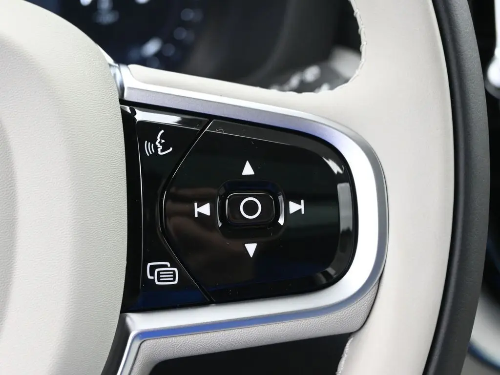 2026 Volvo - image 10