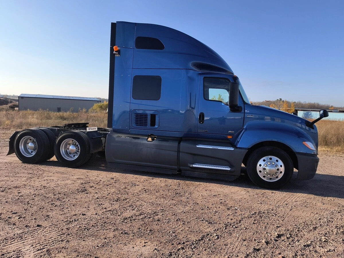 2020 International LT - image 4