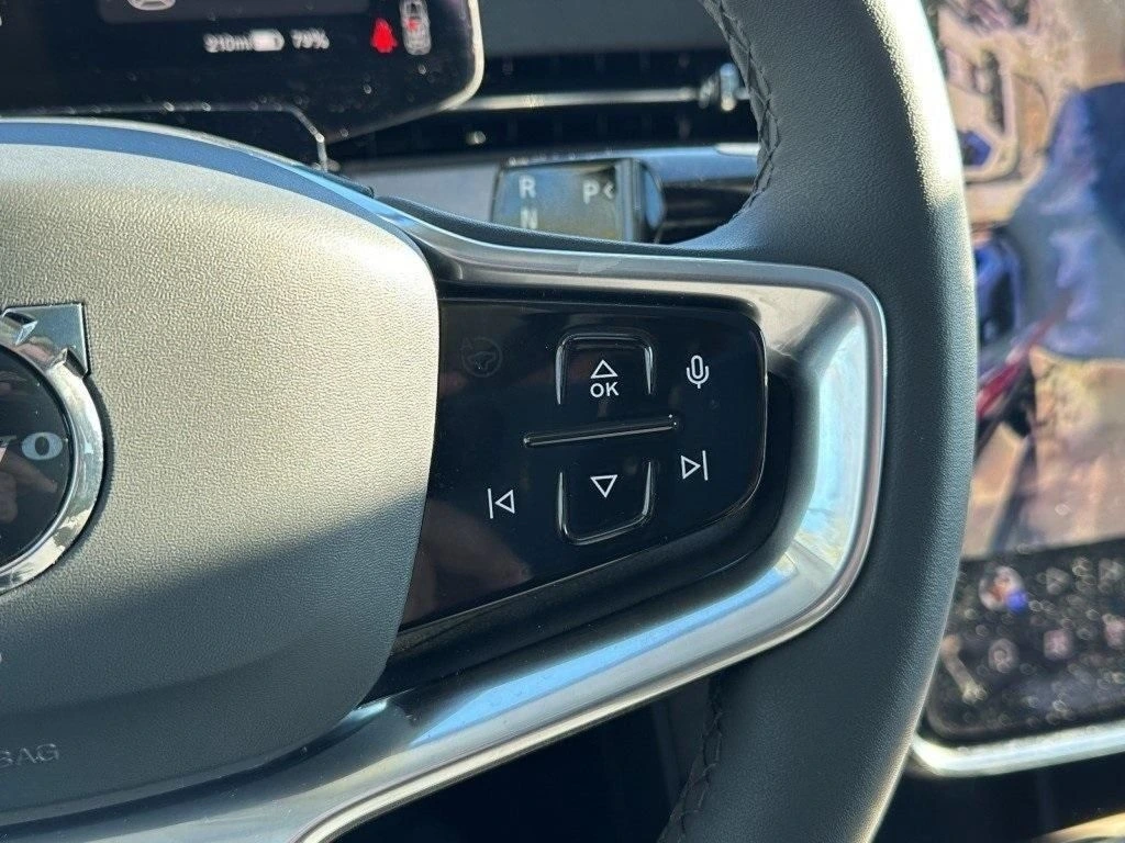 2025 Volvo - image 23