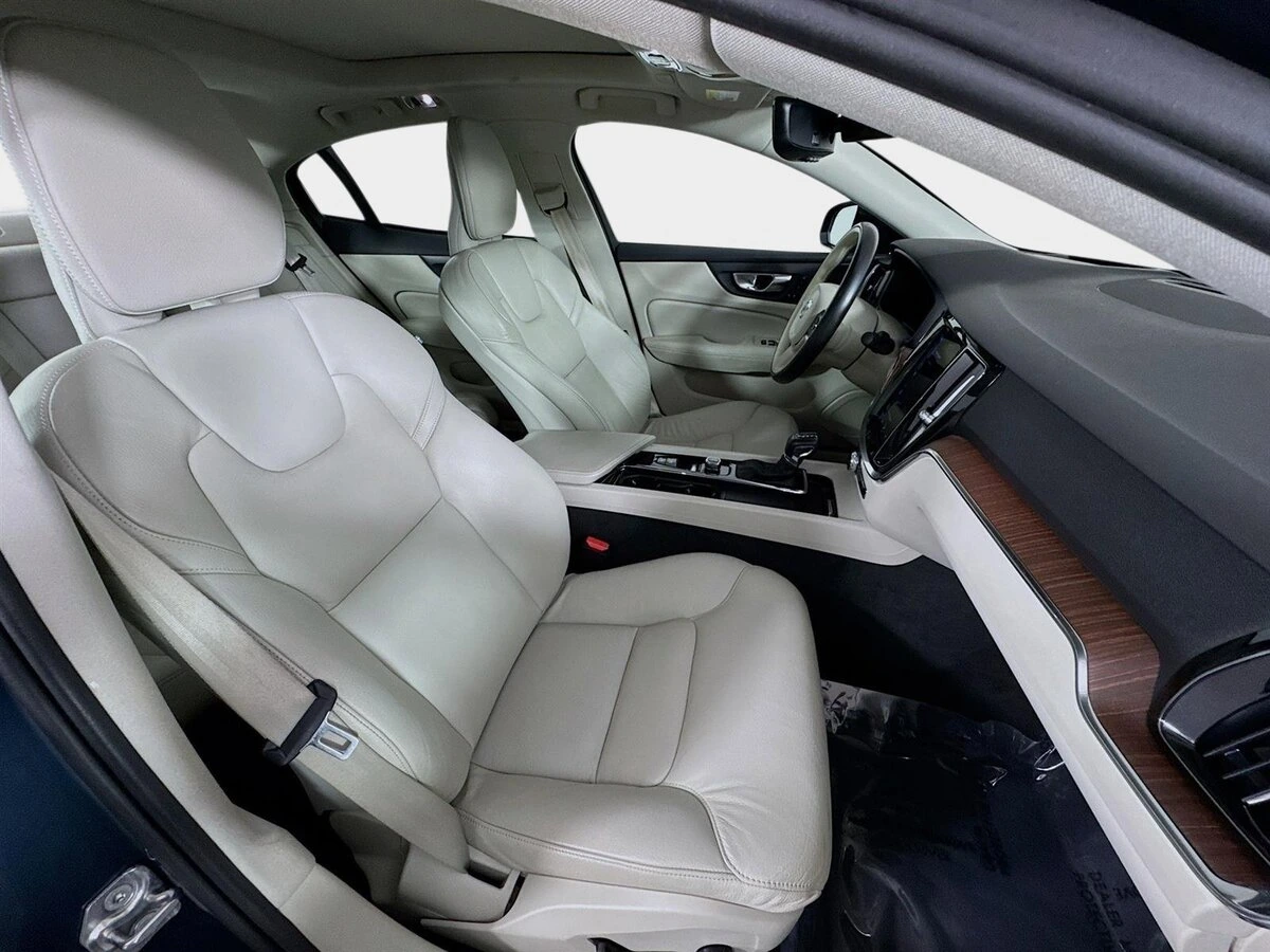 2021 Volvo - image 29