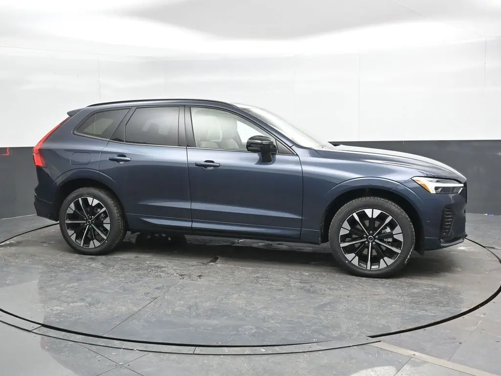 2026 Volvo - image 3
