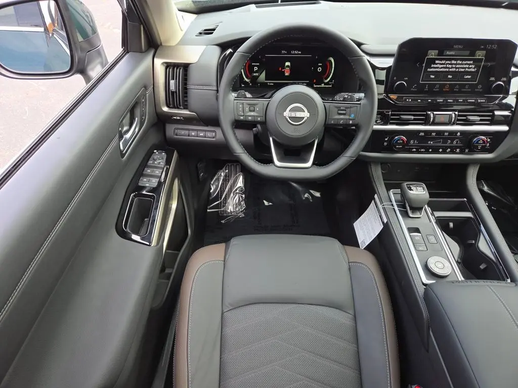 2025 Nissan Pathfinder Platinum photo 17