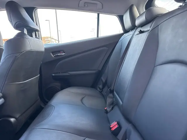 2017 Toyota Prius Four photo 17