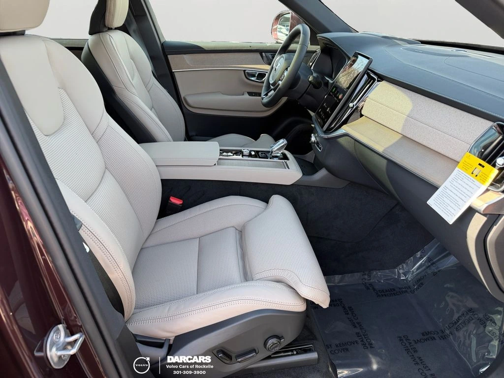 2025 Volvo - image 8