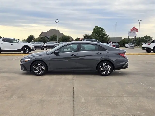 2025 Hyundai Elantra SEL Convenience photo 3