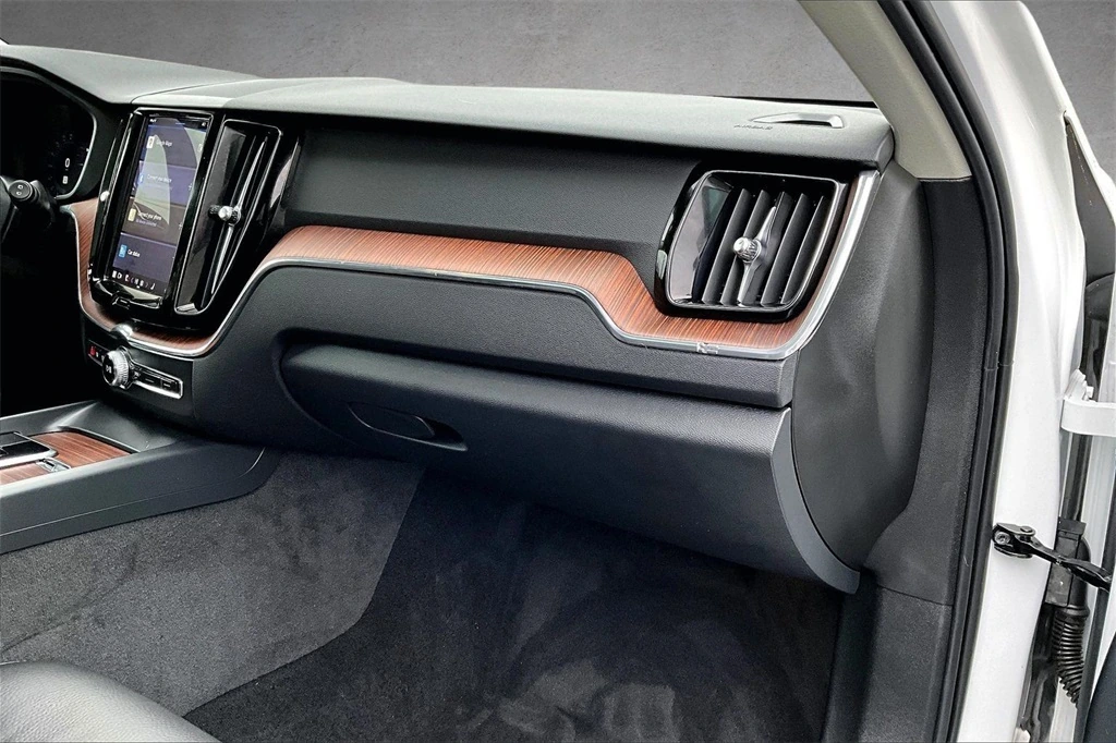 2023 Volvo - image 25