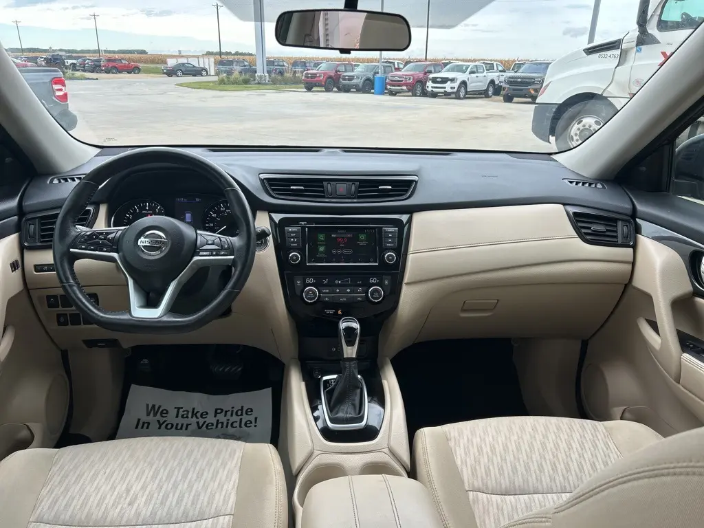 2018 Nissan Rogue SV photo 19