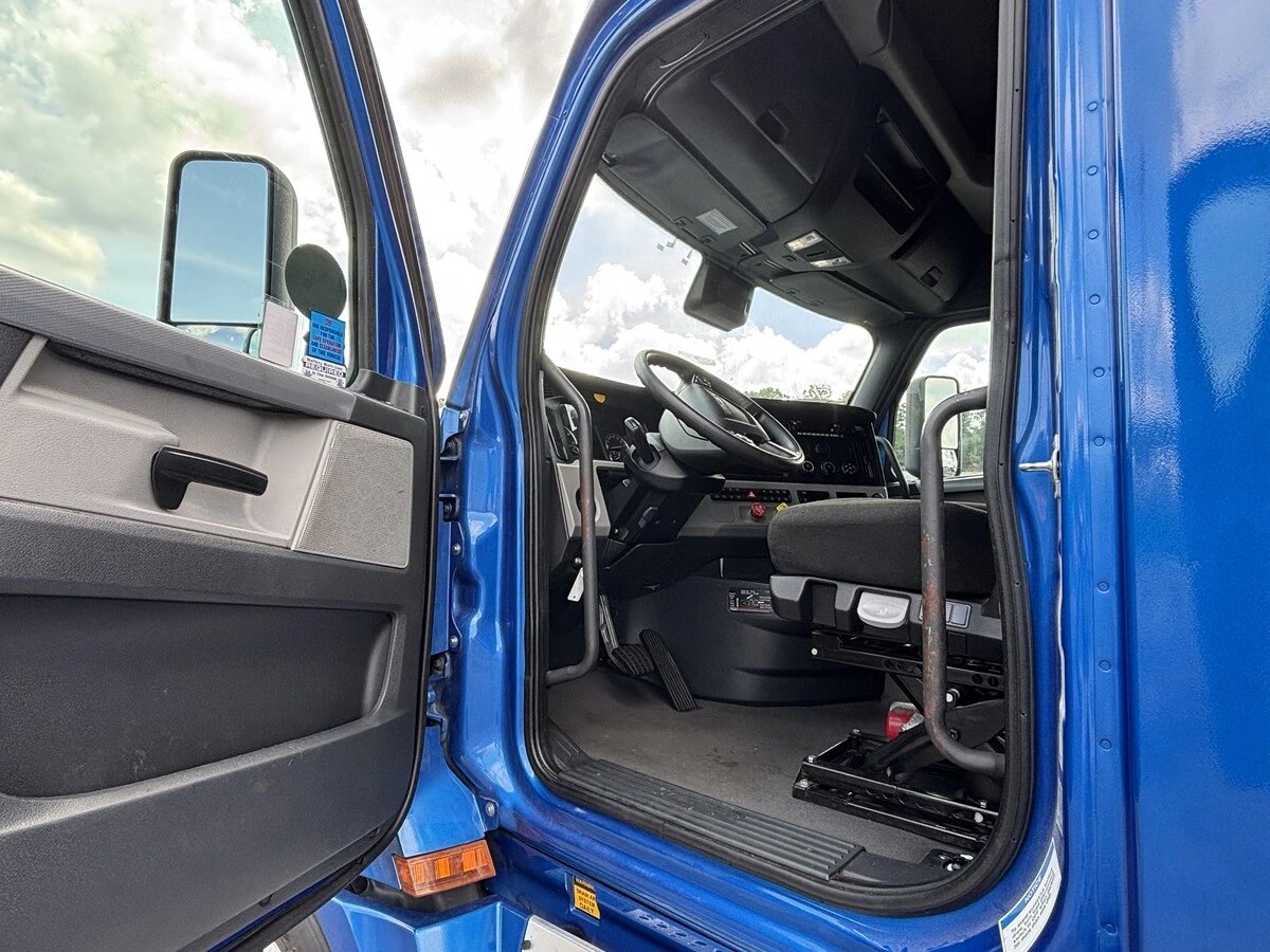 2022 Freightliner Cascadia — photo 8