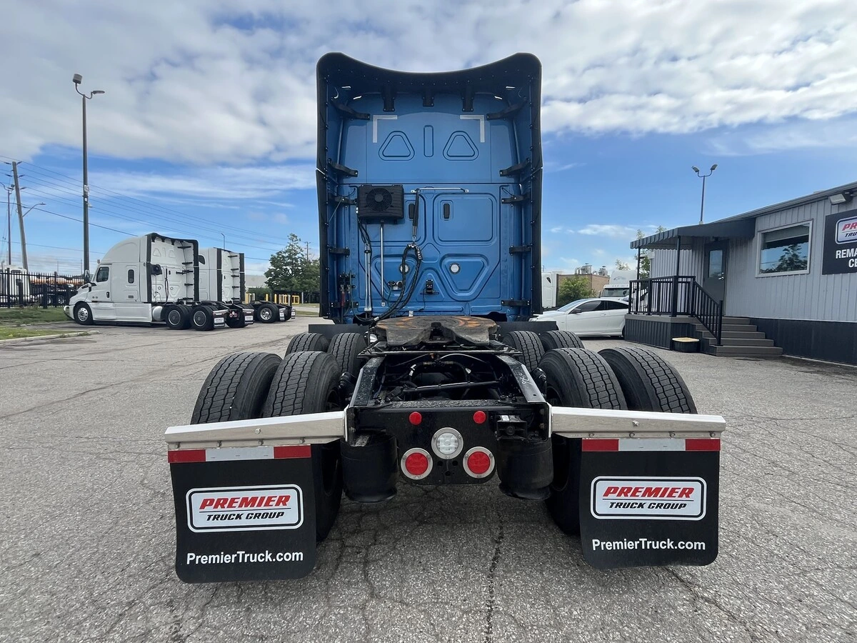 2026 Freightliner Cascadia — photo 8