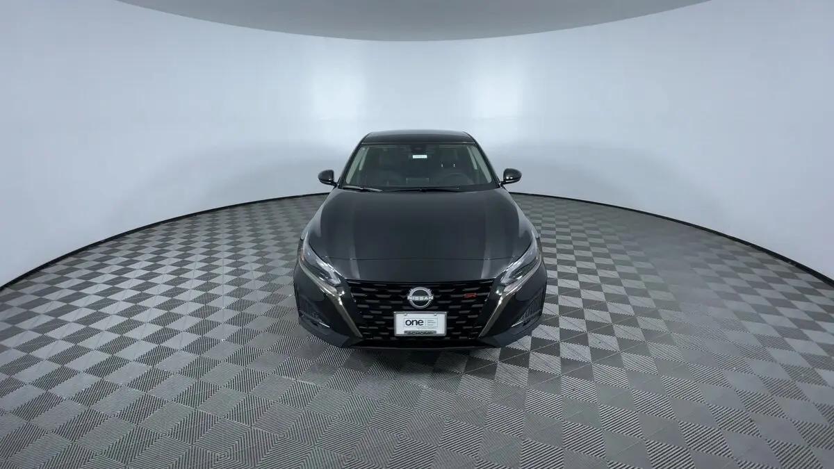 2025 Nissan Altima SR photo 3