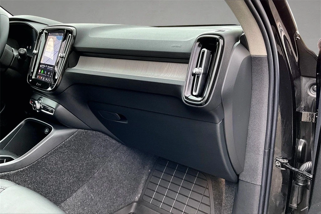 2026 Volvo - image 26