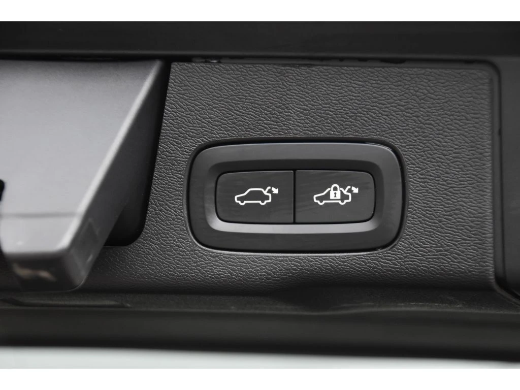 2025 Volvo - image 25