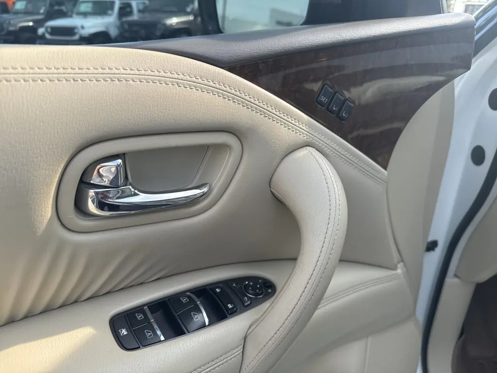 2016 Infiniti QX80 Base photo 11