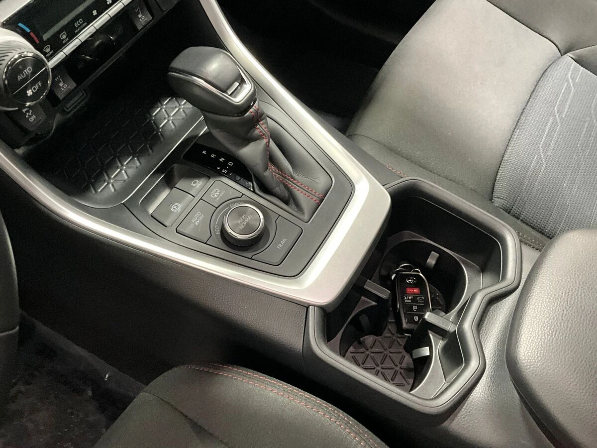 2025 Toyota RAV4 SE - Photo 18