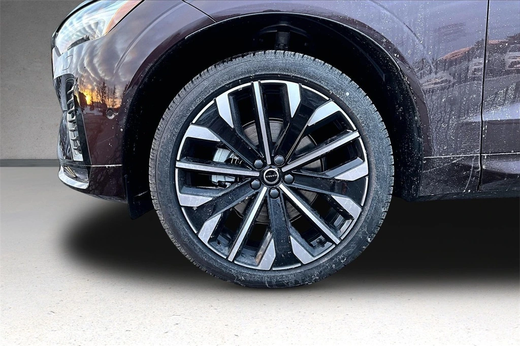 2026 Volvo - image 13