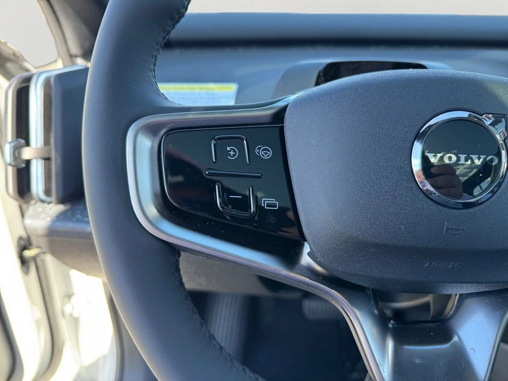 2025 Volvo - image 18