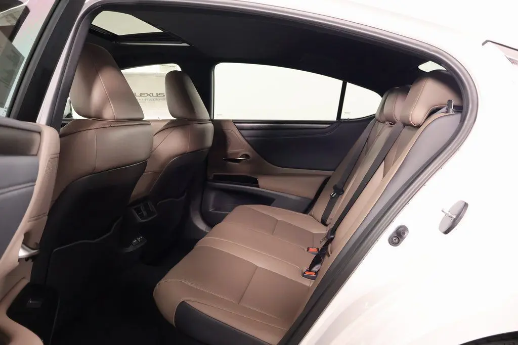 2025 Lexus ES 300h photo 5