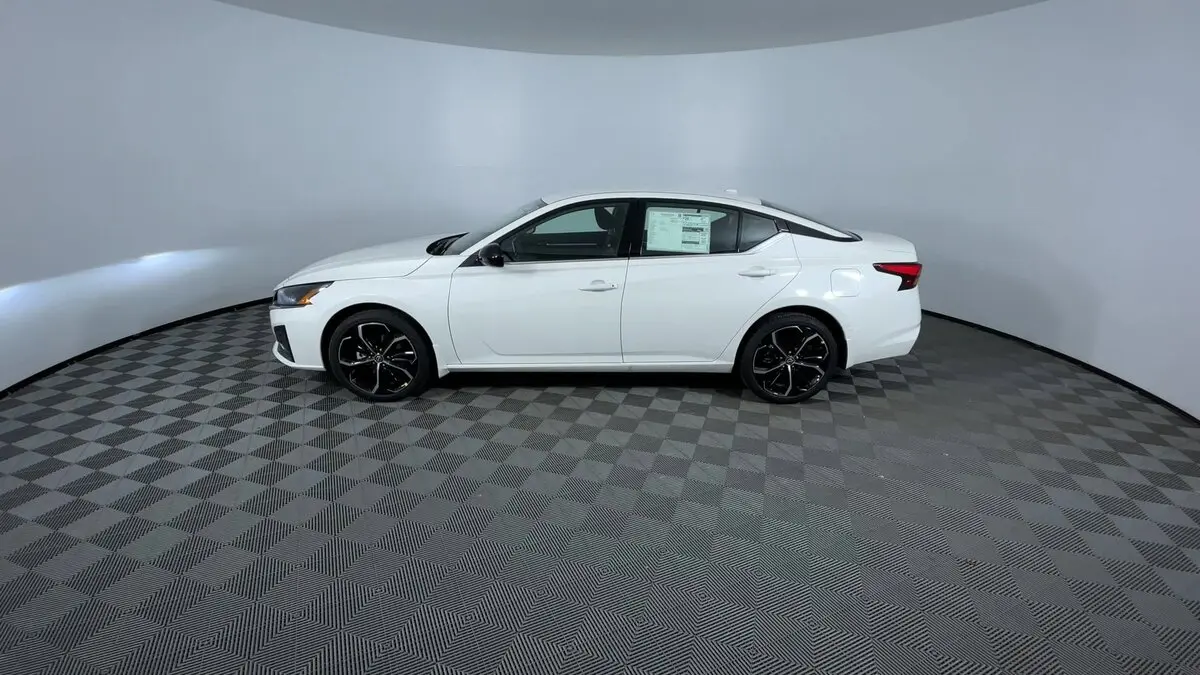 2025 Nissan Altima SR photo 3