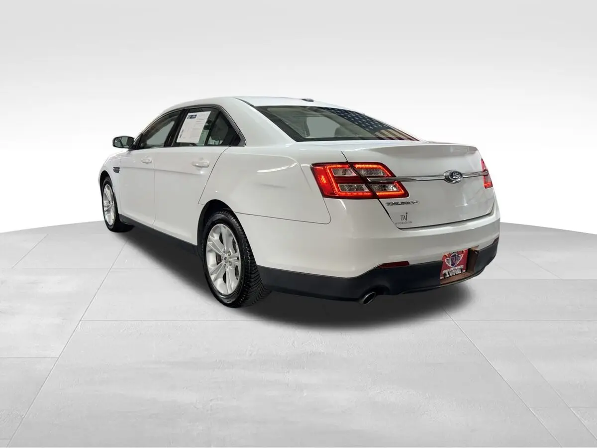 2015 Ford Taurus SE photo 4