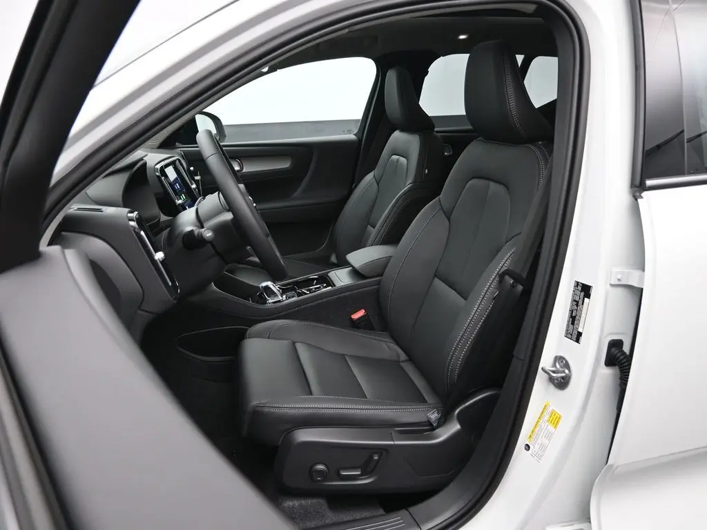 2025 Volvo - image 20