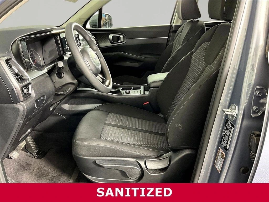 2023 Kia Sorento LX - Photo 18