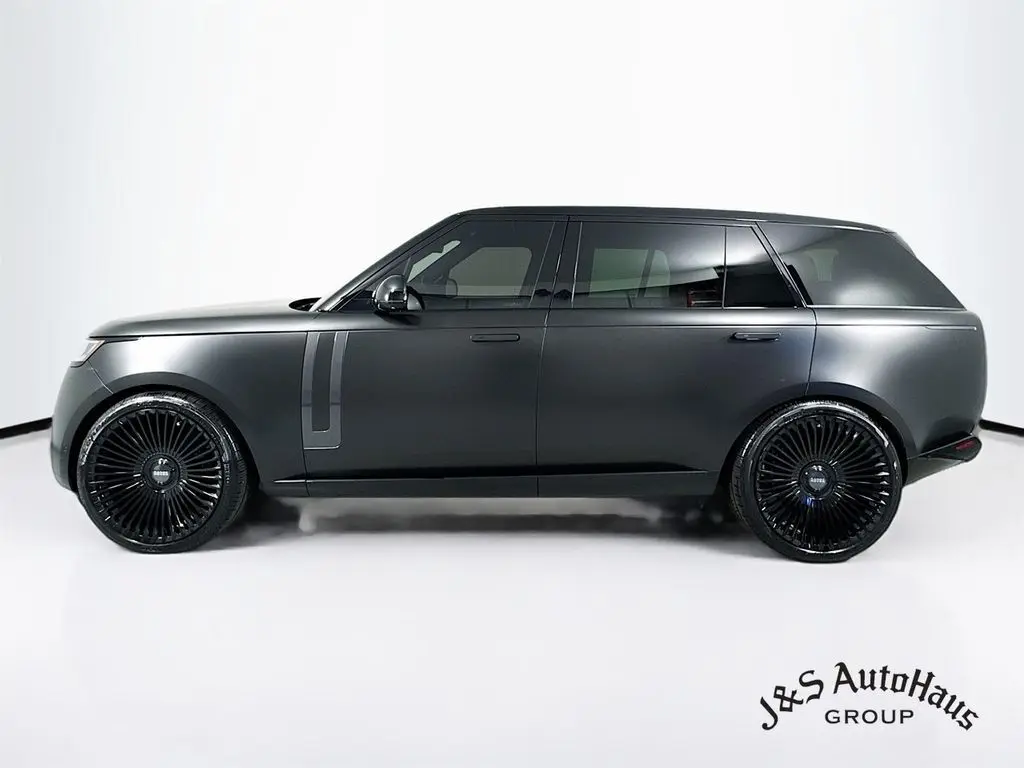 2023 Land Rover Range Rover SE photo 2